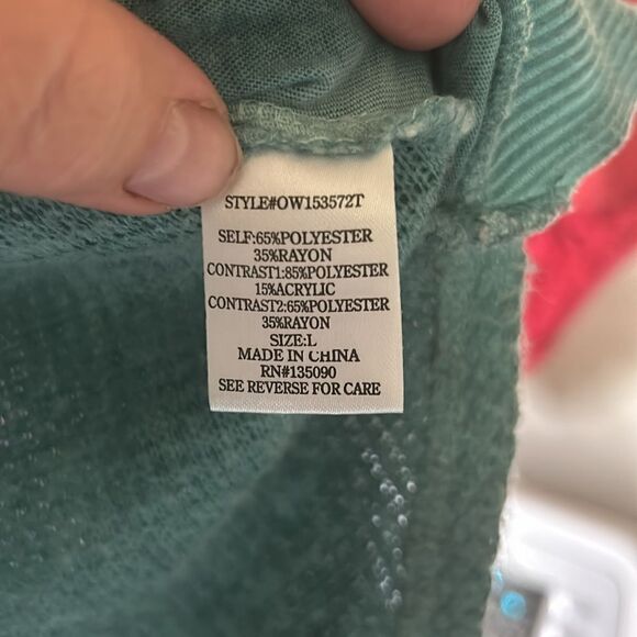 Others Follow long sleeve hooded thin sweater type high low bottom. Large. - Picture 10 of 11